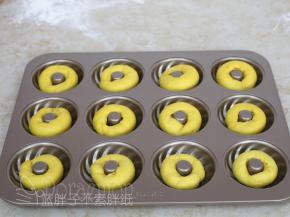 将面团全部如此处理。