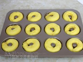 面团喷下水，放到烤箱中，烤箱里放上一杯温水，38℃发酵到两倍大，大概需要30分钟。