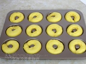 面团喷下水，放到烤箱中，烤箱里放上一杯温水，38℃发酵到两倍大，大概需要30分钟。