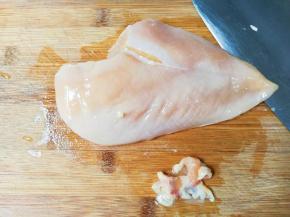 鸡脯肉洗净切去油脂