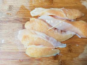 切成大片，每一片用牙签扎一扎