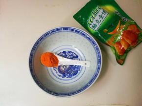 取尖尖一调羹烤肉料放入大碗