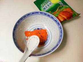 放入一调羹半清水