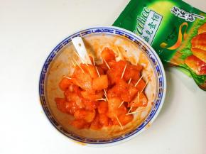 拌匀插上牙签，每根牙签可以插上两至三个鸡丁 ，放入冰箱冷藏腌制一小时