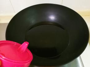 锅热放入一碗食用油烧热