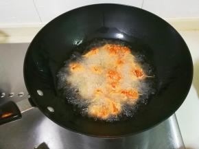 放入鸡丁中火炸