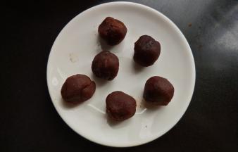 豆沙分成15g一个，糯米团分成45g一个。