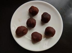 豆沙分成15g一个，糯米团分成45g一个。