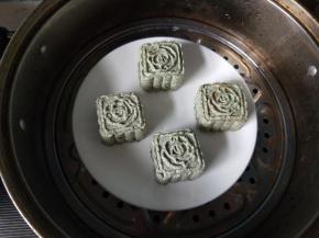 将青团放入蒸锅，大火蒸20分钟，蒸好后在青团表面再刷一层油（这是又做了另外一个花型）。