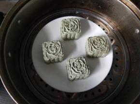将青团放入蒸锅，大火蒸20分钟，蒸好后在青团表面再刷一层油（这是又做了另外一个花型）。