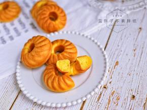 烤好的面团立即脱模，放在烤网上晾凉