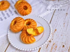 烤好的面团立即脱模，放在烤网上晾凉