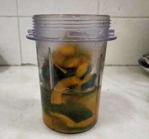 蒸熟的贝贝南瓜加水打成南瓜泥。