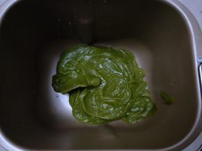 面包机先放入南瓜泥。