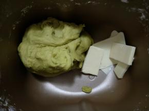 启动揉面程序10分钟后加入黄油，继续揉25分钟。