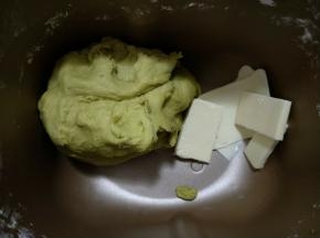 启动揉面程序10分钟后加入黄油，继续揉25分钟。