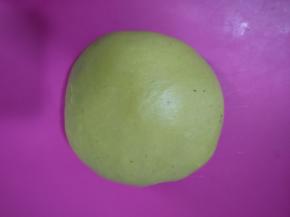 揉好的面团盖保鲜膜松弛15分钟。