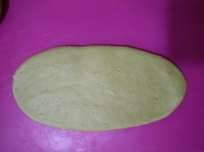 取一面团擀开呈舌状。