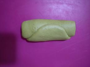 从下往上卷起来。