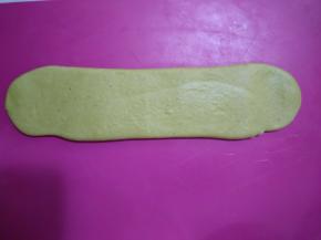 按扁，再擀成长条形。