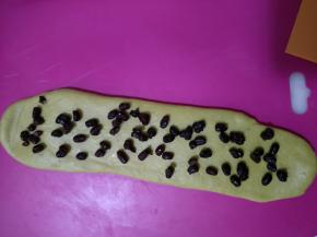 撒上适量蜜红豆。