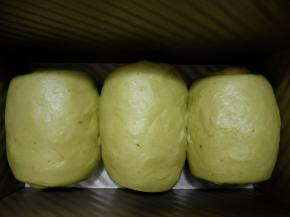 三个面团依次擀好，收口朝下放入模具，入烤箱进行发酵，温度35度，旁边放一碗热水保湿。