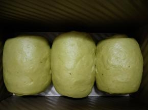 三个面团依次擀好，收口朝下放入模具，入烤箱进行发酵，温度35度，旁边放一碗热水保湿。