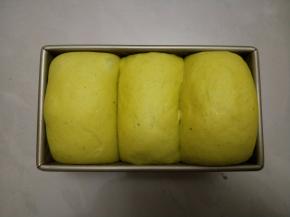 发酵至九分满。入预热好的烤箱180度烤45分钟。出炉侧放。