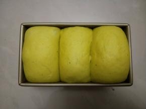 发酵至九分满。入预热好的烤箱180度烤45分钟。出炉侧放。