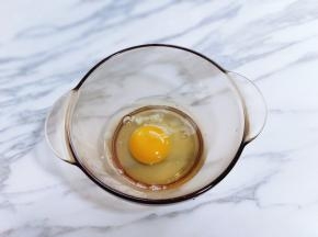 鸡蛋敲大口碗里。