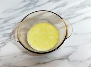 用手动打蛋器将鸡蛋打散。