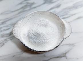 再筛入低筋面粉，糖粉。(糖粉和面粉同时筛入即可)