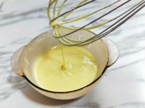 再次用手动打蛋器，抽打均匀，且无干粉即可。