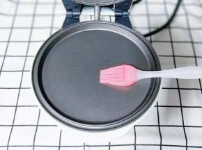 刷上少许食用油，将华夫饼机器接上电源，预热2分钟。