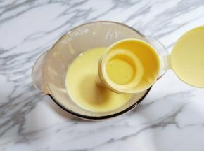 这时将做好的面糊装入裱花工具里。