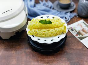 宝贝被香味吸引过来。