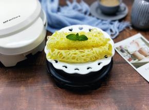 宝贝被香味吸引过来。