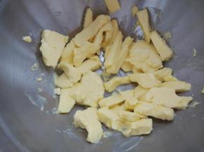 黄油切小块，室温软化到用手轻轻一按就能按到底。