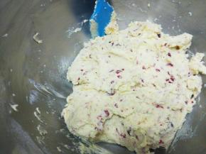 用刮刀把旁边的干粉刮入拌匀。