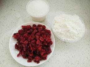 准备好蔓越莓干，糖，低筋面粉。用料理机把糖打成粉，再把蔓越莓也打碎些。