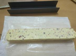 把拌好的面团放油纸上，用模塑型，放入冰箱冷冻一小时。