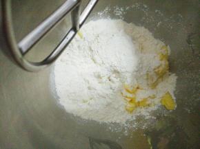 黄油加入糖粉用刮刀翻拌均匀，分两次加入蛋液，用电动打蛋器搅拌均匀。