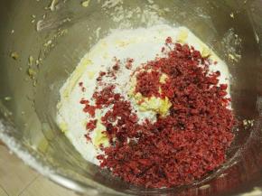 筛入低粉，加入蔓越莓，翻拌均匀。