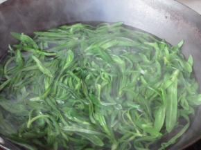 开水焯烫几秒钟，让野菜脱去草酸和涩味。