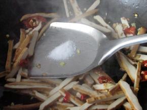 加入盐翻炒半分钟，先加盐是因为香干不太容易入味，先加的话香干和菜会咸淡相同。