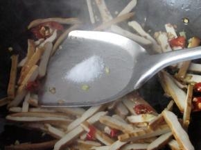 加入盐翻炒半分钟，先加盐是因为香干不太容易入味，先加的话香干和菜会咸淡相同。