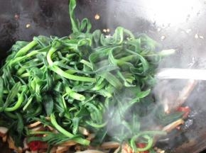 放入炒好的面条菜