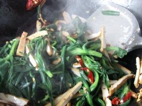 翻炒大约十几秒就可以出锅了