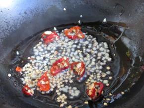 热锅凉油炒香姜末和干辣椒