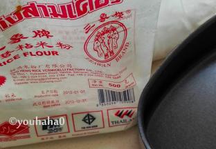 准备粘米粉，一个乳酪蛋糕模具；粘米粉就是大米粉，没有模具用耐热的容器即可。
